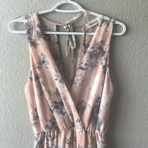 Adorable floral romper - Picture 2 of 7